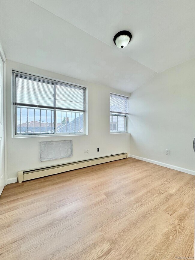 Foto del edificio - 57-39 Mazeau St