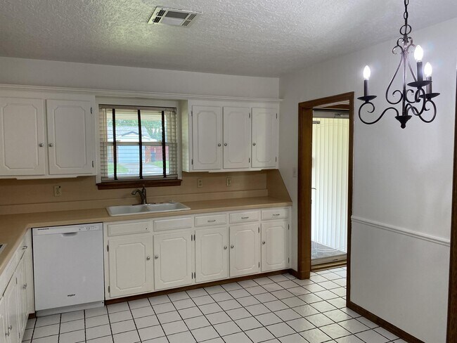 Foto del edificio - 227 W Ridge Rd