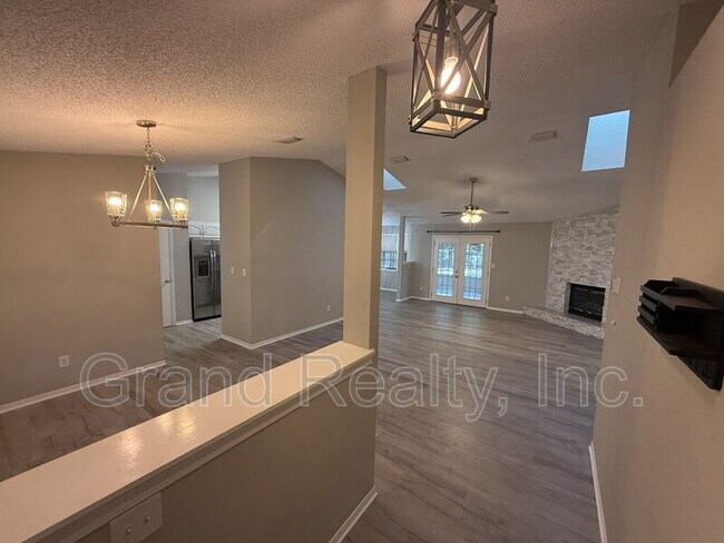 Foto del edificio - 3965 Deerwood Cir