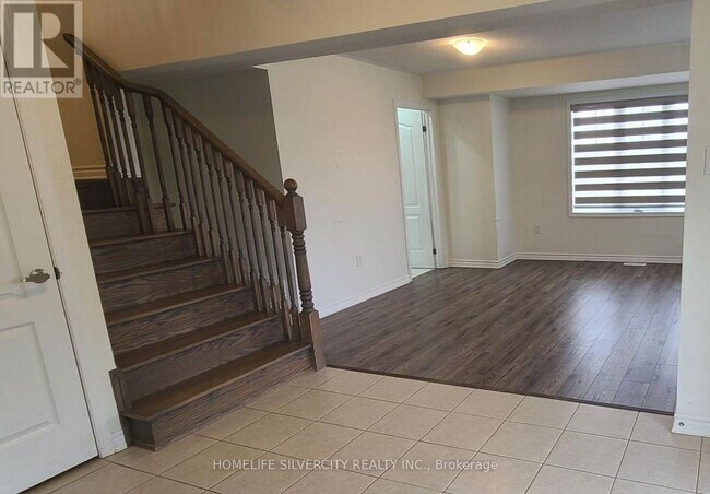 Photo du bâtiment - 456 Remembrance Rd