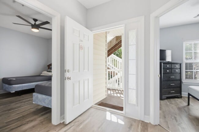 Building Photo - 3-Bedroom, 2Bath Condo end unit