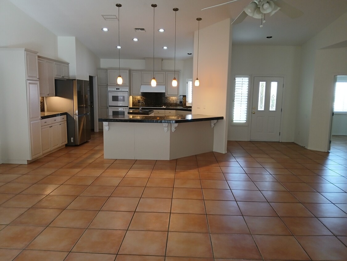 Primary Photo - 74137 Scholar Ln E