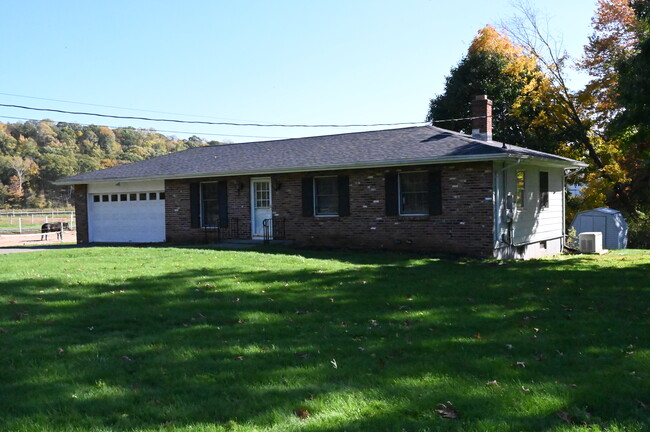 Building Photo - 440 Barberry Rd