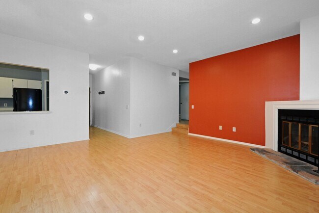 Foto del edificio - Beautiful 2-Bed 1-Bath Condo in Bloomington - Available Now!