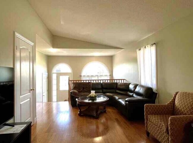 Building Photo - Spacious & Comfortable 3-Bedroom, 2-Bathroom House | Loon Ave, Barrie, ON | $2,500 / month