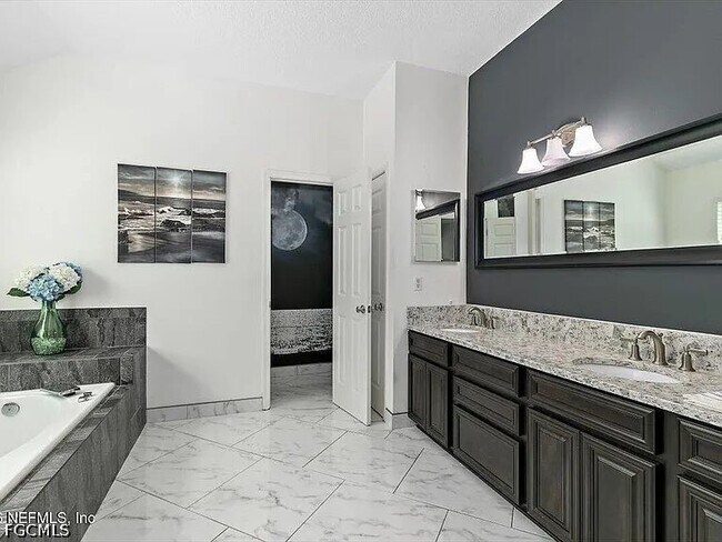 Foto del edificio - 11532 Alexis Forest Dr