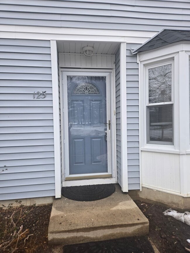 Foto del edificio - Recently painted & carpeted townhouse with 1,200+ SQ FT, 3-bedroom, 2.5 bathroom and lots of amen...