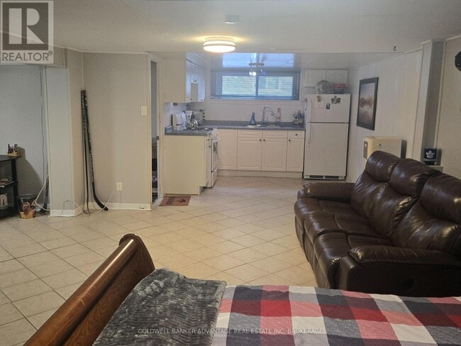 Photo du bâtiment - 43 Golden Blvd W