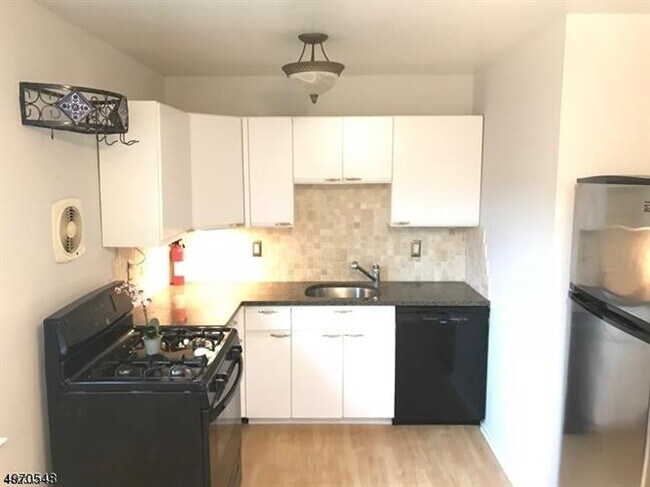 Building Photo - 506 Pitney Pl