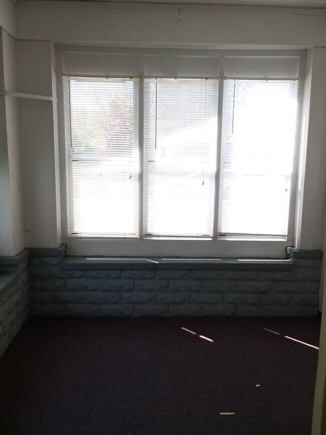 Building Photo - 315 6th Ave E