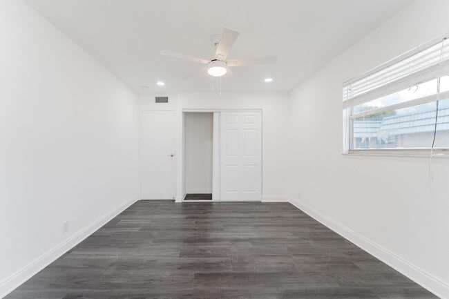 Foto del edificio - 233 Brittany F