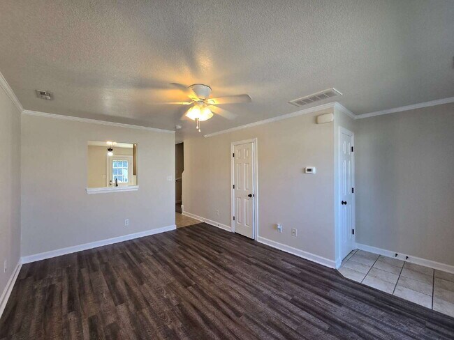Foto del edificio - "Charming 2-Bed Townhouse Retreat on Streamwood Drive – Perfect Balance of Comfort and Convenience!"