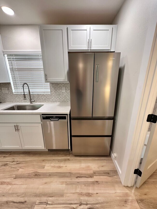 Foto del edificio - Luxurious 1 Bed 1 Bath Home: Your Oasis Aw...