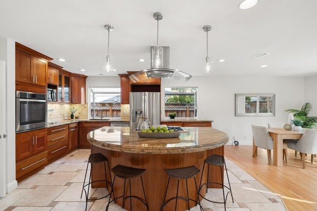 Foto del edificio - 1106 Viscaino Ave