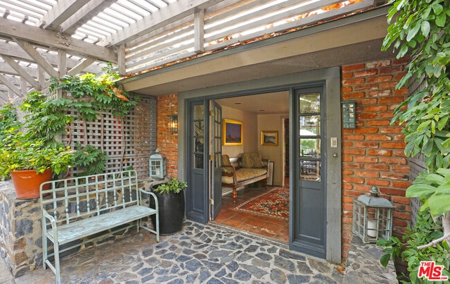 Foto del edificio - 2673 Mandeville Canyon Rd