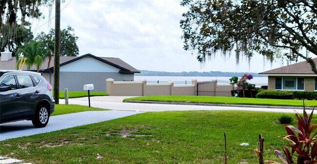 Foto del edificio - 1068 W Lakeshore Dr