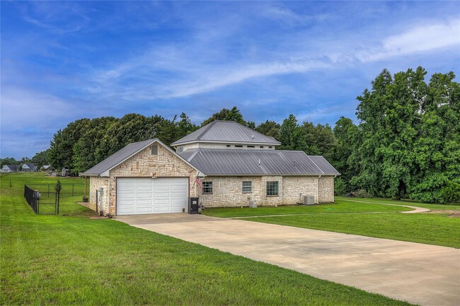 Building Photo - 1028 Rs County Rd 4261