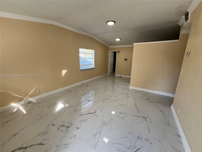 Foto del edificio - 1615 NW 16th St