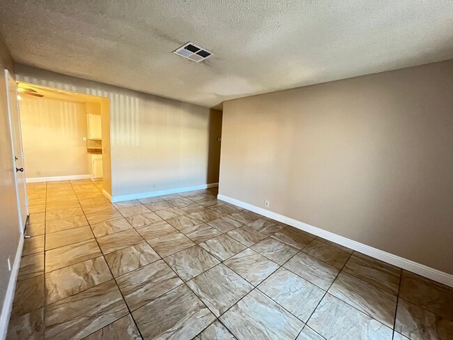 Building Photo - 3 Bedroom Apartment in Desert Shores!