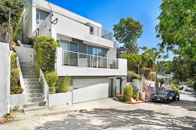 Building Photo - Your Perfect 3/2.5 Los Angeles Home Availa...