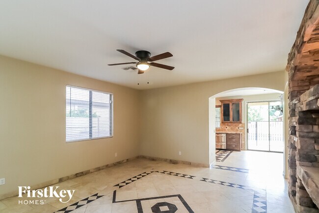 Foto del edificio - 5777 W Golden Ln