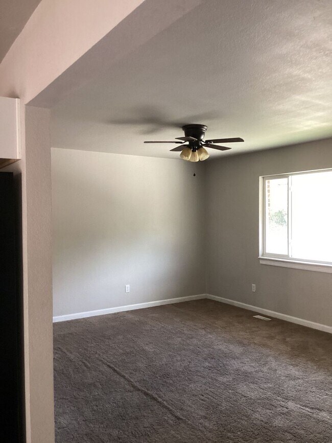 Building Photo - SPACIOUS FAMILY HOME