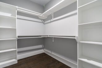 Building Photo - 1553 W 22nd St