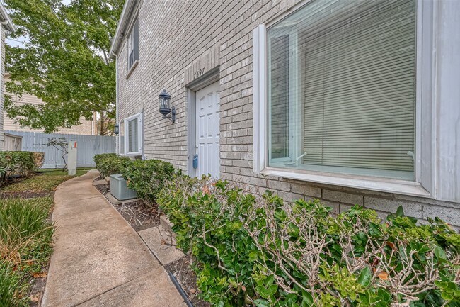 Building Photo - 7597 Cambridge St