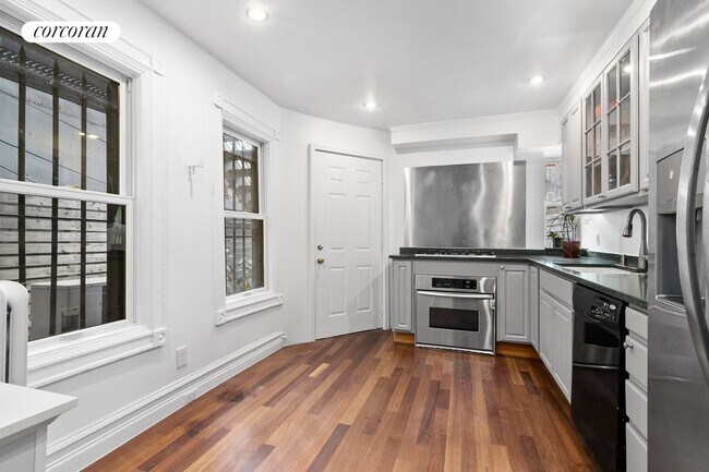 Foto del edificio - 894 St Johns Pl