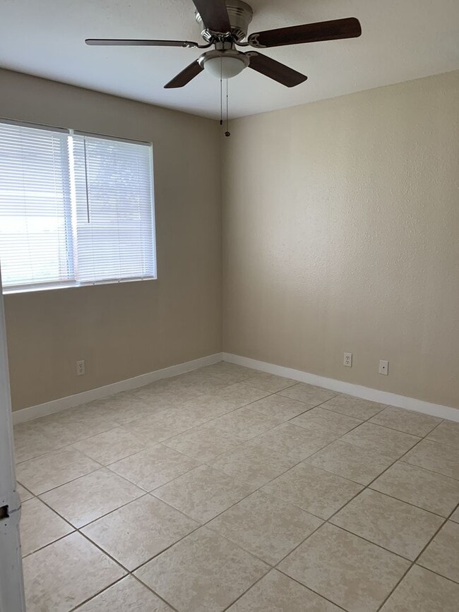 Building Photo - Refreshed 2 Bed / 2 Bath Duplex in Eagle Lake