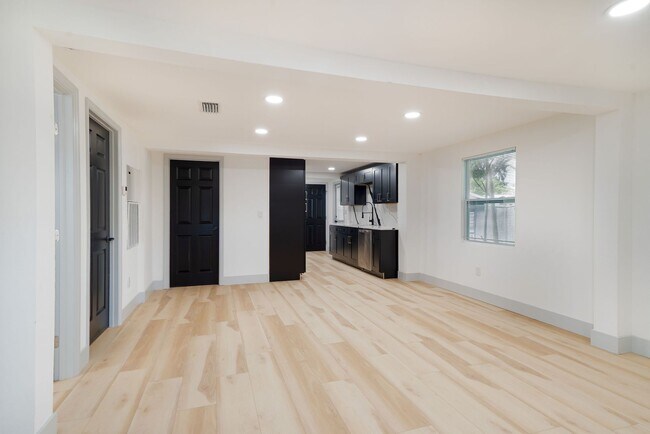 Building Photo - 3/2 Completely Renovated Modern Home in Pr...