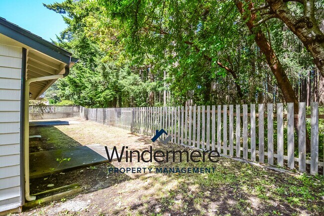 Foto del edificio - 4 bedroom 3 bathroom pet friendly home