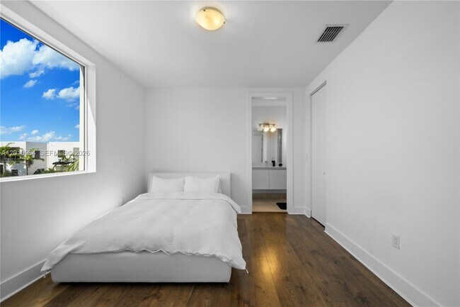 Foto del edificio - 9915 NW 75th St
