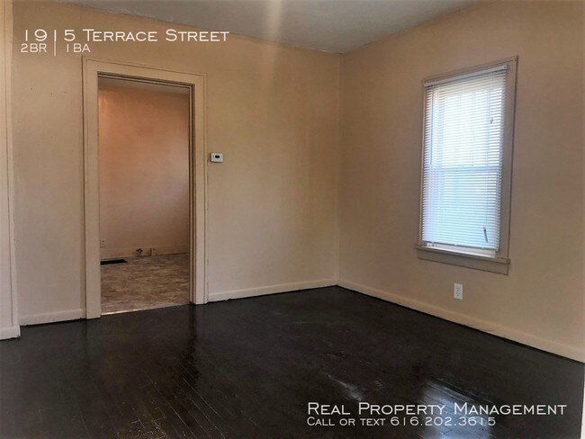 Building Photo - Nicely updated 2 bedroom bungalow style home