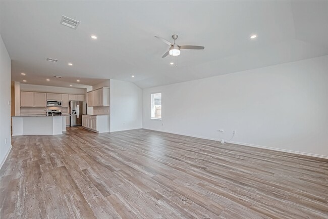 Building Photo - 532 Comal Trl