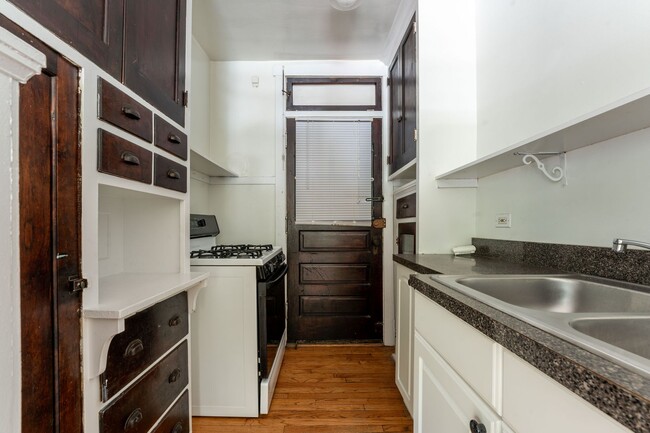 Building Photo - 4546 N Maplewood Ave
