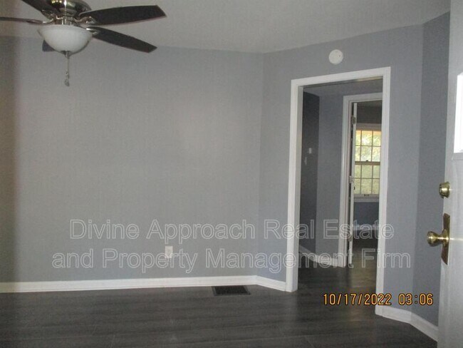 Building Photo - 2220 Circle Dr