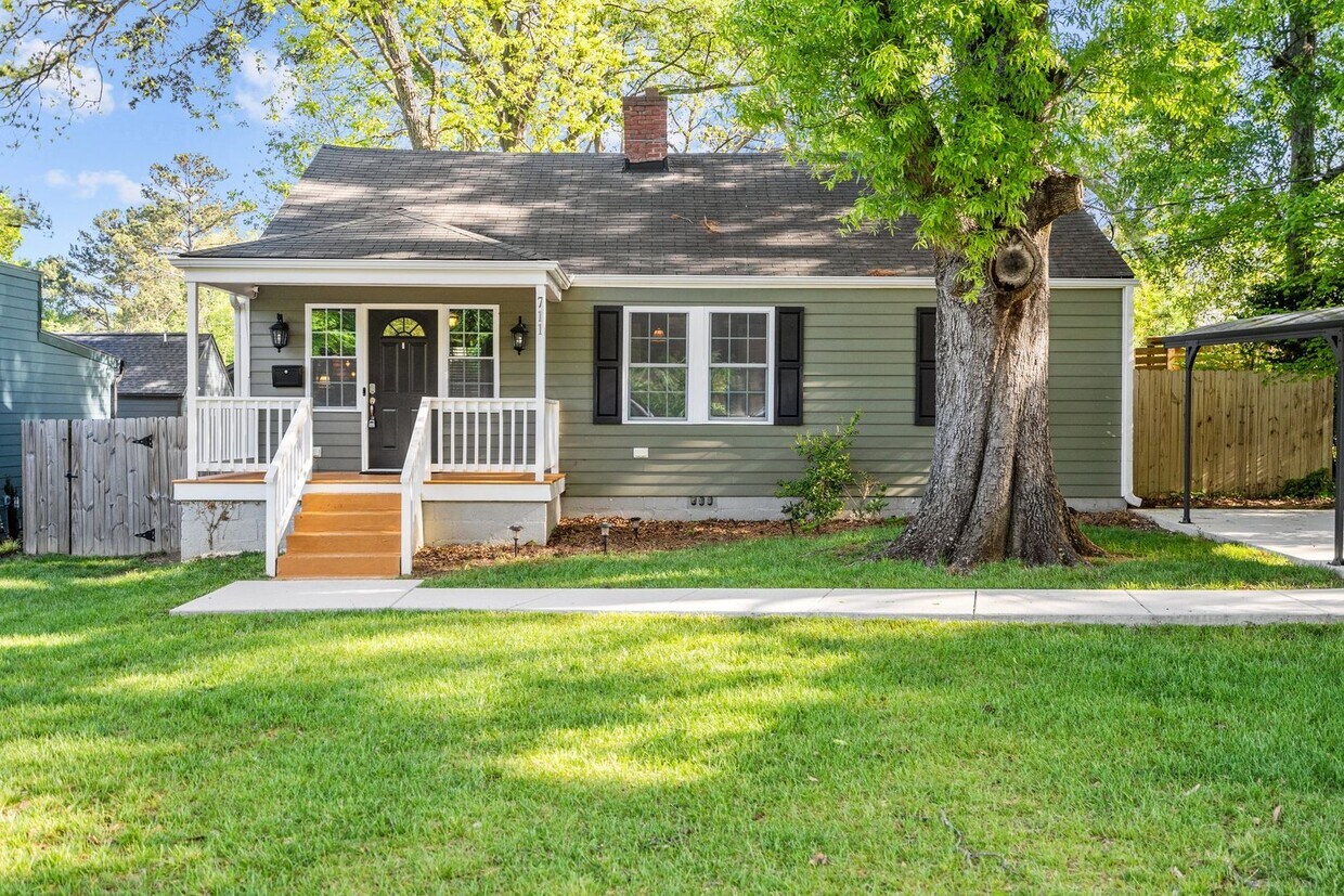 Primary Photo - Gorgeous 3 bedroom Bungalow in DTR - Updat...