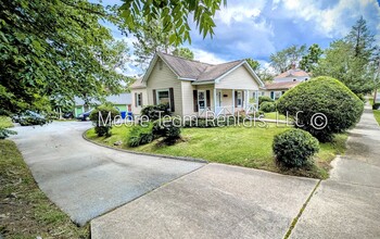 Building Photo - 818 3rd Ave W