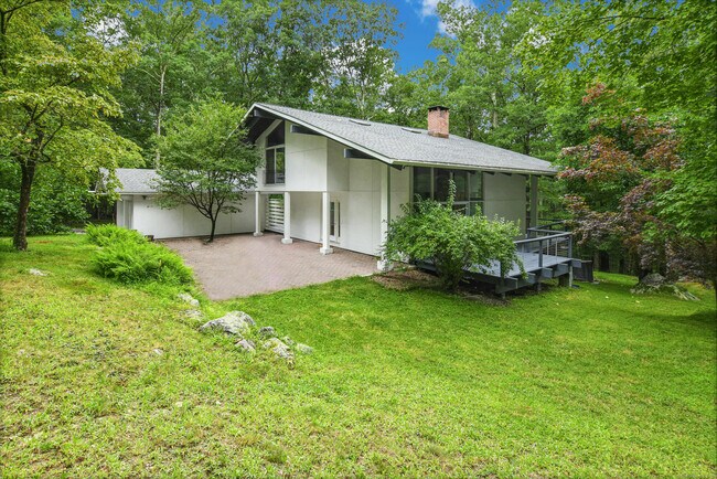 Foto del edificio - 70 Birch Hill Rd