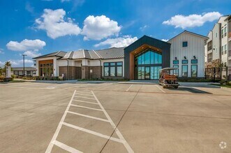 Building Photo - 2201 Creekview Dr.