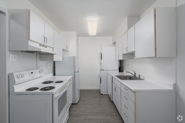 1BR, 1BA - 768SF - Kitchen - Mermont Plaza Apartments