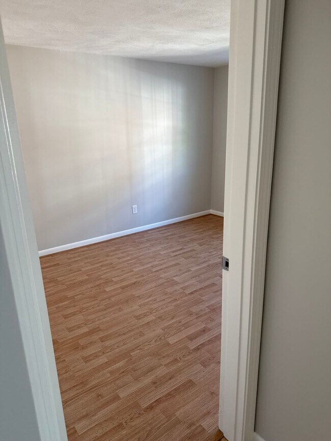 Building Photo - Well-Maintained 2-Bedroom Condo in prime C...