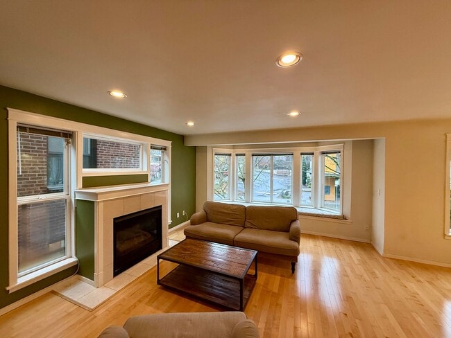 Building Photo - 1629 Queen Anne Ave N