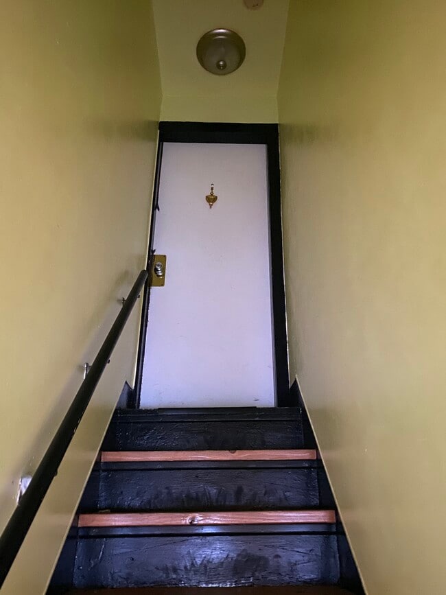 Apartment B entrance - 19 New York St