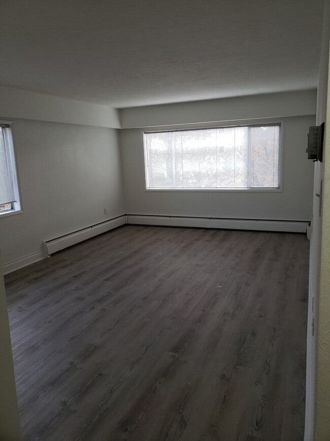 Building Photo - 908 Cook St