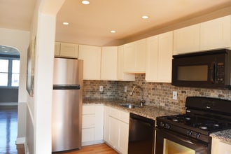 Building Photo - 10AZ Poplar Ave