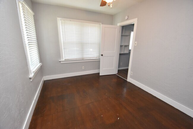 Building Photo - 3 bedroom 1 bath Mishawaka IN home for rent