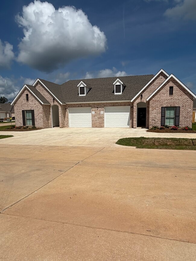 Building Photo - River Ranch