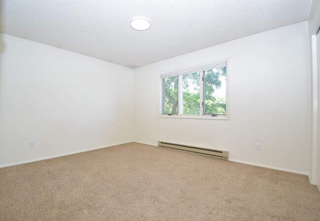 Building Photo - Top floor apartment! Close to MSU and downtown!